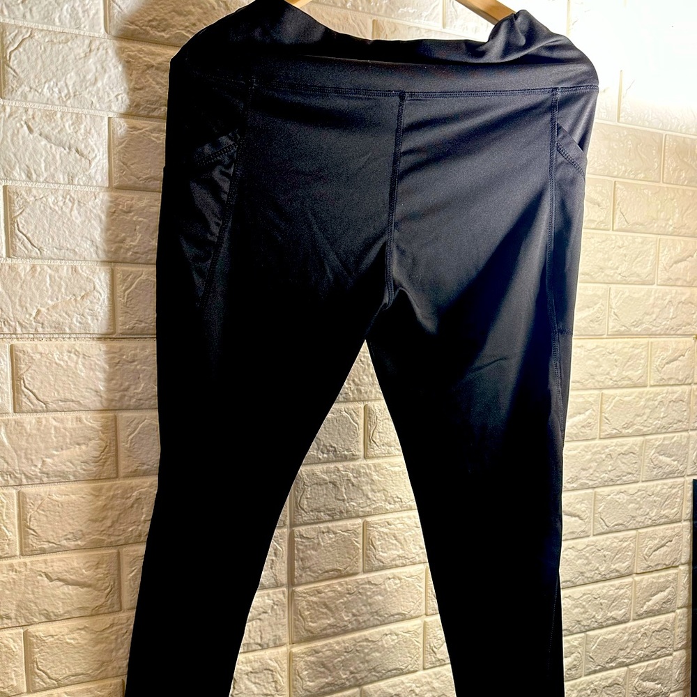 Black light weight leggings. (new condition)